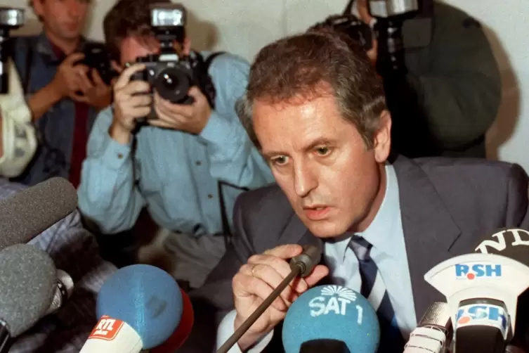 „Ich wiederhole: Ich gebe Ihnen mein Ehrenwort.“ Uwe Barschel am 18. September 1987 bei einer Pressekonferenz. 