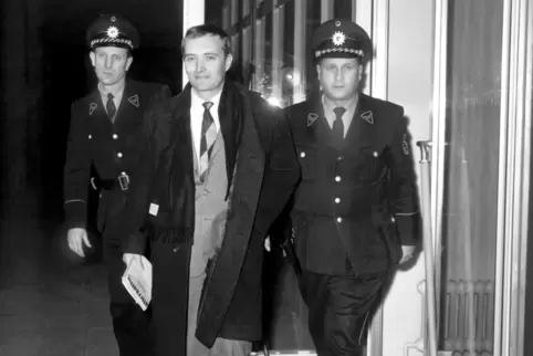 1963: Rudolf Augstein wird von Polizisten aus dem Bundesgerichtshof geführt.
