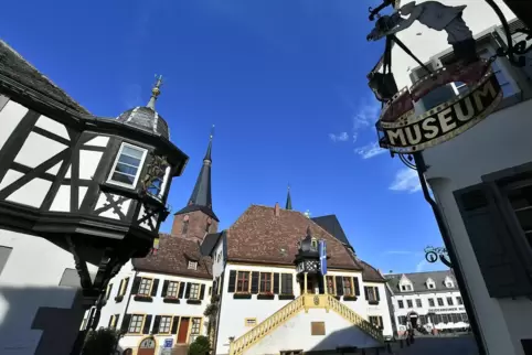 Für den Tourismus in der Region ist derzeit Hochsaison, hier das Rathaus in Deidesheim. 