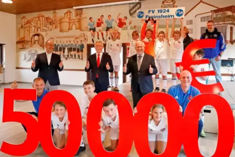 50.000 Euro spendet die Sparkasse an Vereine aus der Region: Der FV Freinsheim freute sich in dieser Woche über 1000 Euro.
