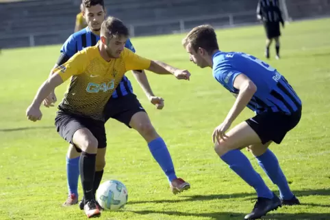 Christian Roßbach (rechts) ist ein beliebter Spieler beim ESV Ludwigshafen, hier im Duell gegen den Oppauer Dirk Hilzendegen. 