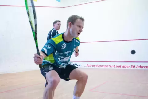 Der Bamberger Marcus Pfister, der früher schon für Bundesligist SC Güdingen in Zweibrücken im Court stand (Foto vorne), ist die 
