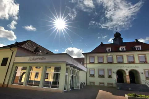 Etliche Umbauten angedacht: Kulturhalle und Grundschule in Waldsee.