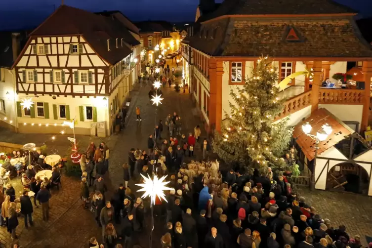 Sehr beliebt: der Weihnachtsmarkt mit lebender Krippe in der Freinsheimer Altstadt. 