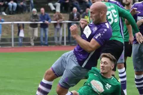 Vor gut einem Jahr: Patrick Brechtel (lila) schießt das 1:0 gegen Marienborn. Der Gegner gewann mit 3:1. 