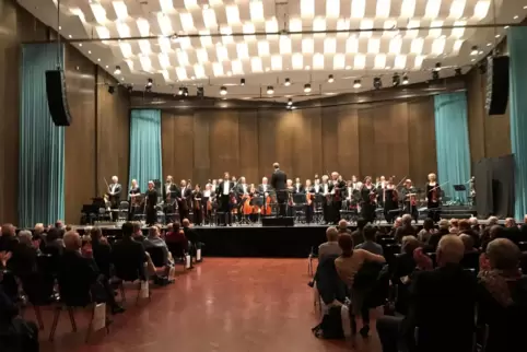 Der Konzertsaal im Pfalzbau war fast zur Hälfte besetzt.