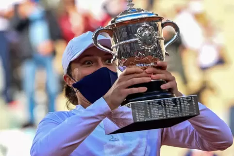 Siegerehrung zu Corona-Zeiten: Iga Swiatek hält ihre Trophäe in den Händen.