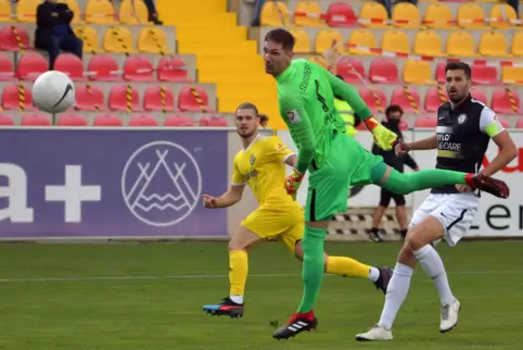 Das 1:0 für den FKP ist unterwegs: Gefühlvoll befördert Dennis Chessa (links) den Ball an Elversbergs Torhüter Frank Lehmann vor