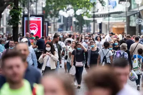 In den Fußgängerzonen in Köln – hier die Schildergasse – gilt nun Maskenpflicht.