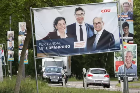 Ein Ausschnitt aus dem Landauer Plakatwald vor der Kommunalwahl 2019. 