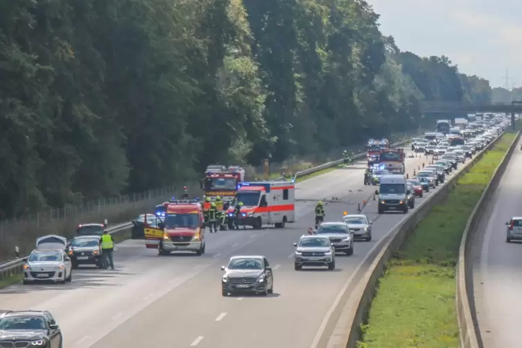 Bei einem Unfall auf der A67 bei Viernheim (Südhessen) am Sonntagmittag sind zwei Personen verletzt worden.