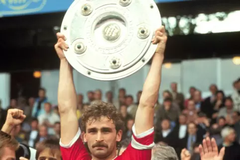 Meister 1991 – Kapitän Stefan Kuntz mit der Schale. 