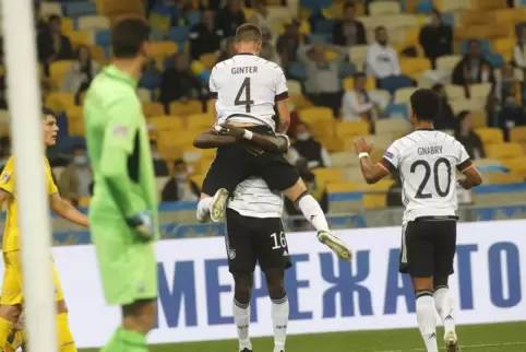 Immerhin Torjubel: Matthias Ginter freut sich mit Antonio Rüdiger. Serge Gnabry (rechts) trabt zum Mitfreuen herbei.
