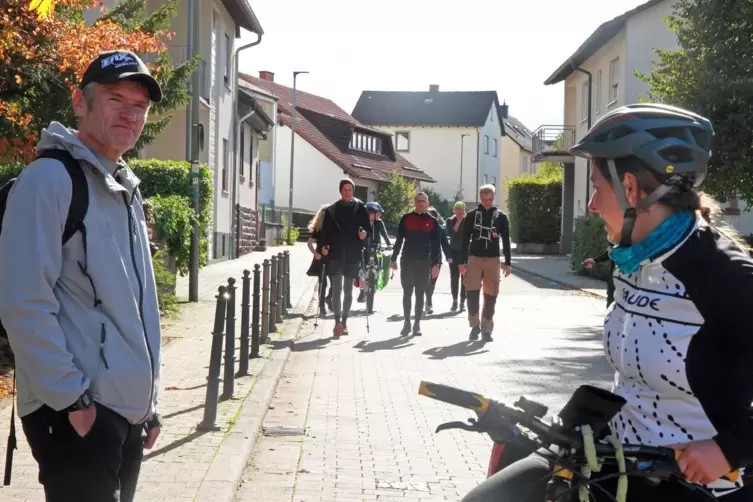 Radsportlegende Udo Bölts wartet in Heltersberg mit SWR-Begleiterin Michèle Kraft auf dem Mountainbike auf Lukas Bion, Christoph