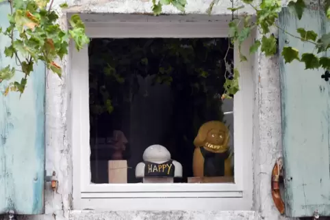 Die Figuren im Fenster des Ateliers.