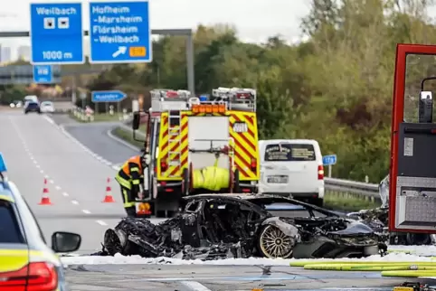 Bei dem Unfall brannten zwei Autos aus – unter anderem ein Lamborghini. 