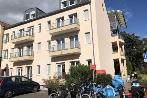 Die Pro-Seniore-Residenz Rosengarten in Obrigheim, die nach einem Heizungsbrand am Sonntag geräumt wurde. 