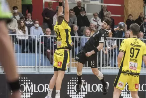 Er traf aus allen Lagen für den TuS Dansenberg beim Heimdebüt gegen Krefeld: Julius Rose (im schwarzen Trikot). Der Gästespieler