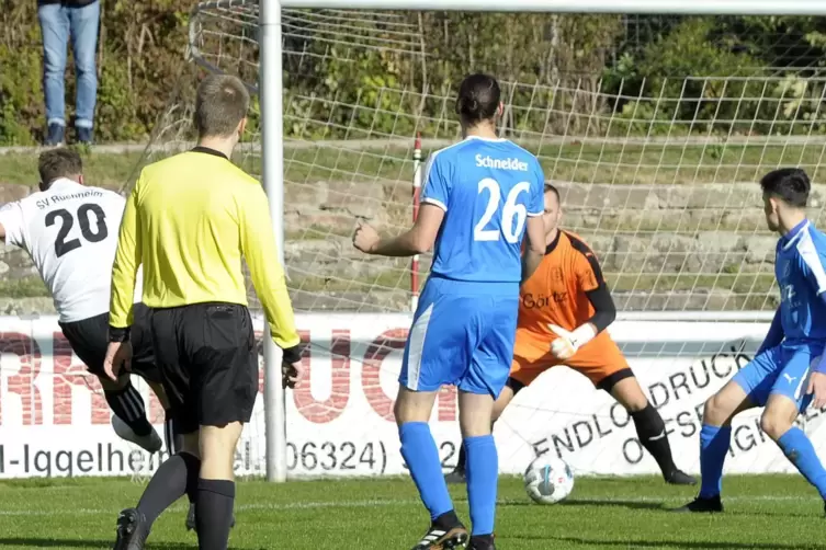 Steffen Euler (links) erzielt in dieser Szene das 1:0 für den SV Ruchheim im Stadtduell beim SV Südwest Ludwigshafen. 