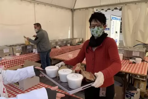 Kein Anstehen an den Kochtöpfen: Die Suppe wurde diesmal an die Tische gebracht.