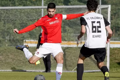 Gleich schlägt es zum siebten Mal im Erlenbacher Kasten ein: Ruben Almeida (FCK-Portugiesen) schießt, und Jonas Beinhardt (FCE) 