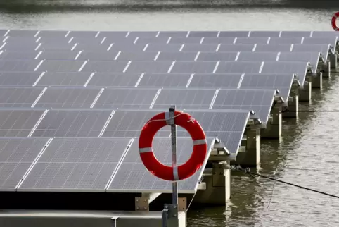 So kann eine Solaranlage auf einem Baggersee aussehen. Unser Bild entstand bei Weeze in Nordrhein-Westfalen.
