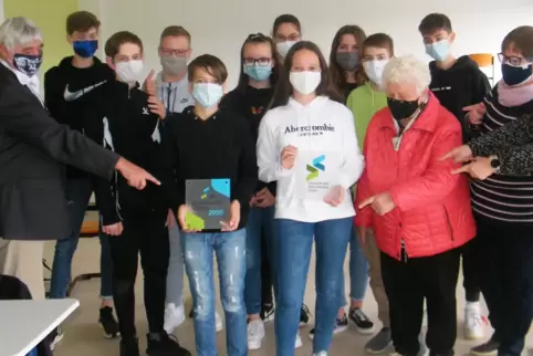 Gerda Gauer (erste Reihe Mitte) überreicht die Geschenkbox an die Klasse 9c.