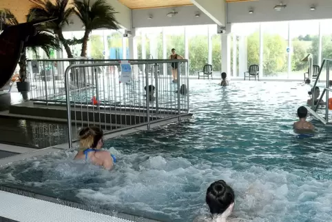 Die ersten Besucher des Kibobads dürfen wieder baden. Die ersten Besucher des Kibobads dürfen wieder baden.