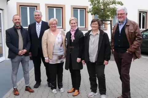 Christian Schad (Zweiter von links) ehrte das Team des Gemeindebriefs mit Oliver Herzog, Monika Kuhn,Melanie Hubach, Martina Nie