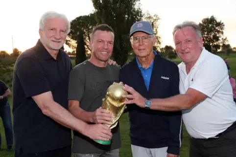 Die Weltmeister von 1990 um Rudi Völler, Lothar Matthäus, Franz Beckenbauer und Andreas Brehme (l-r) trafen sich in der Toskana.