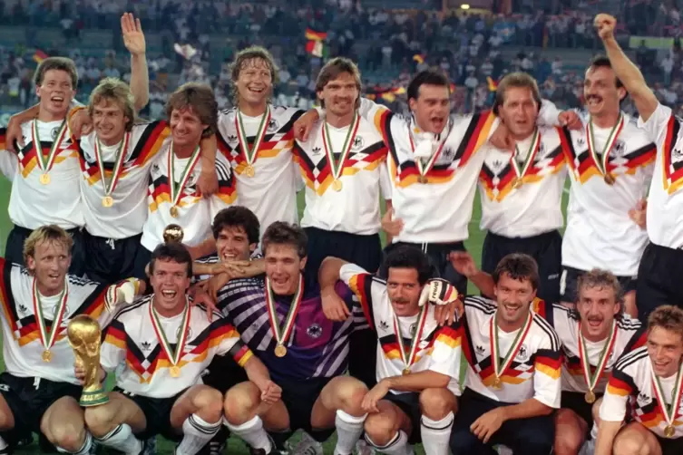 Bei der Fußball-Weltmeisterschaft 1990:Die deutsche Mannschaft stellt sich nach dem 1:0-Finalsieg gegen Argentinien am 08.07.199