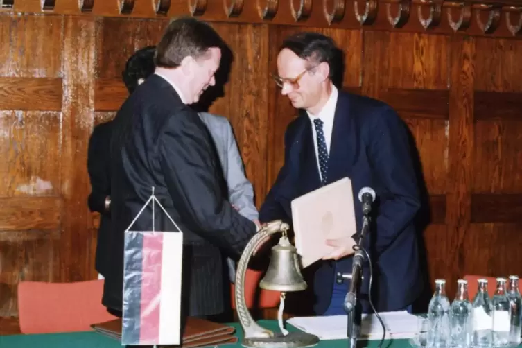 Am 26. September 1991 wurde der Abschluss der Partnerschaft Frankenthal-Sopot besiegelt. Im Bild: OB Peter Popitz (links) und St