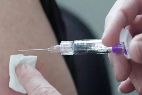 Apotheken haben nachbestellt und warten auf neue Impfstoffdosen gegen die Influenza. Zurzeit aber müssen sich viele Patienten ge