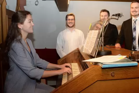  Liliia Pechenkina (Publikumspreis), Adrian Brech (2. Preis), Jan Liebermann (Nachwuchspreis) und Lukas Euler (1. Preis, von lin