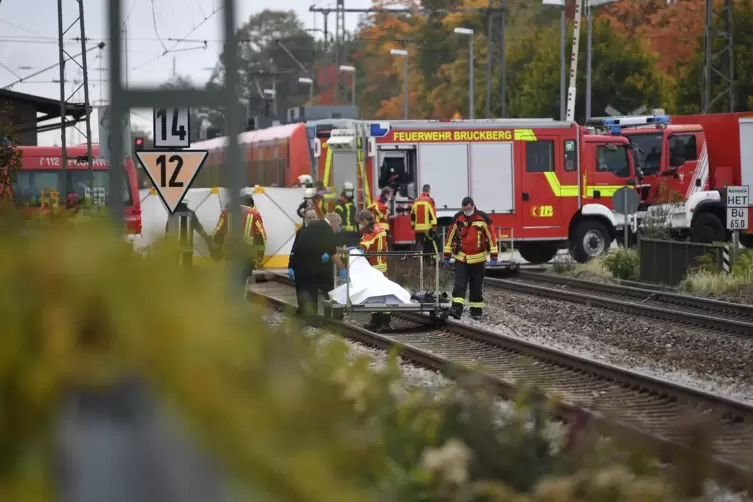 Die Zugstrecke zwischen Moosburg und Landshut blieb bis kurz vor 12 Uhr gesperrt. 
