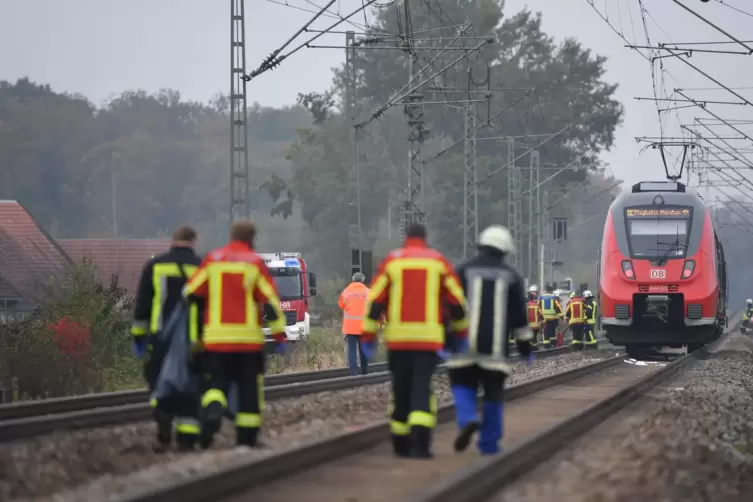 Die Zugstrecke zwischen Moosburg und Landshut blieb bis kurz vor 12 Uhr gesperrt. 