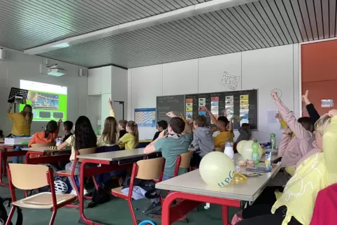Fiebern beim „Tigerentenclub“ mit: Schüler der Klasse 6D am Hans-Purrmann-Gymnasium. 