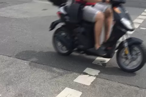 Die Rollerfahrer wurden in der Nacht zum Dienstag von der Polizei kontrolliert. 