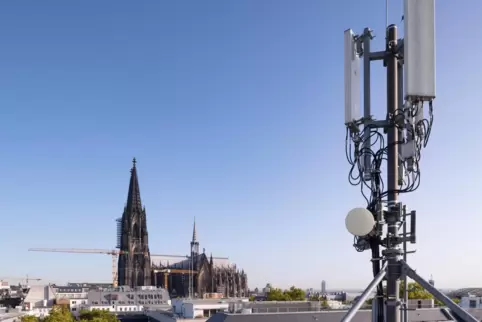 Auch in Deutschland ein Thema: neue 5G-Antennen, hier ein Exemplar von O2 (Telefonica) mit dem Kölner Dom im Hintergrund. 