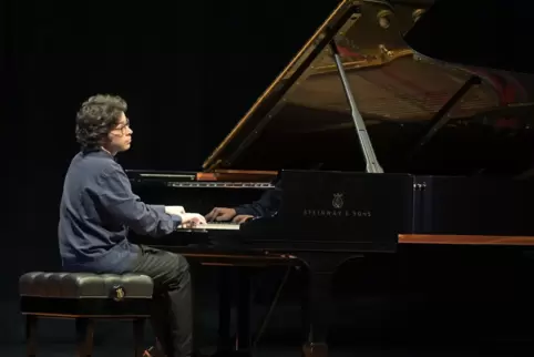 Erst seit zwölf Jahren spielt Arash Rokni Klavier. 