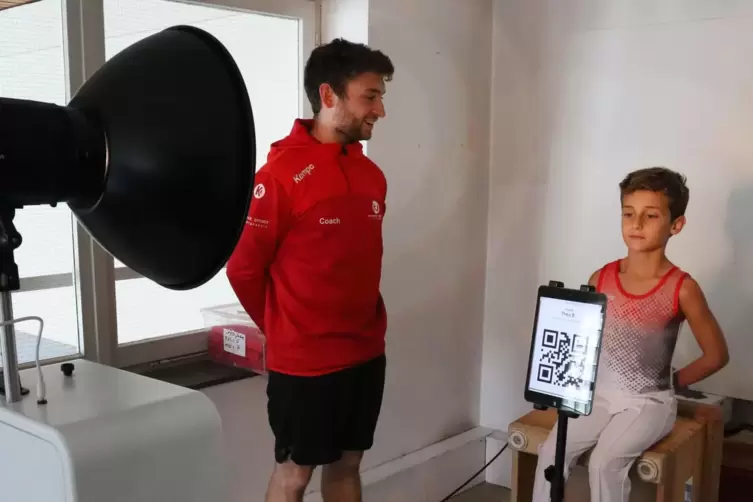 Brust raus! Trainer Samuel Stoffel mit Theo, der am Montag seinen achten Geburtstag feierte.
