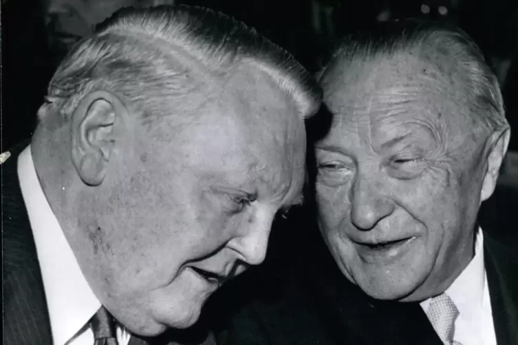 Konrad Adenauer (rechts) und sein ungeliebter Nachfolger Ludwig Erhard.