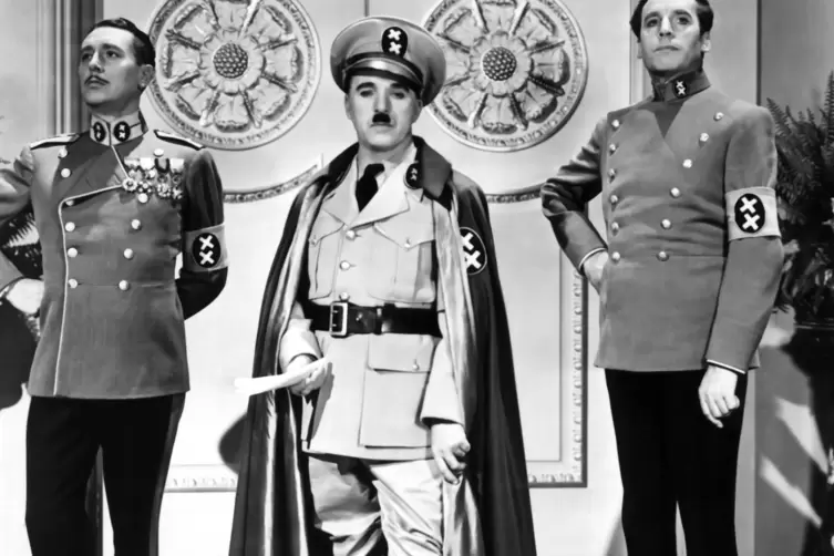 Charlie Chaplin als Adenoid Hynkel in „Der große Diktator“. 