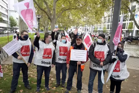 Fordern mehr Lohn für ihre Arbeit: Streikende am Ludwigsplatz. 
