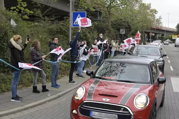 50 Fahrzeuge rollten von der Eberthalle aus in die Innenstadt. 