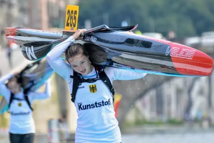 Lisa Plötz bei einer Portage im Nationaltrikot.