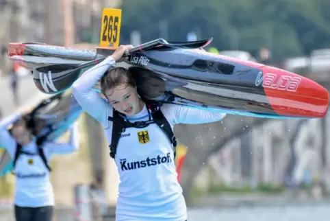 Lisa Plötz bei einer Portage im Nationaltrikot.