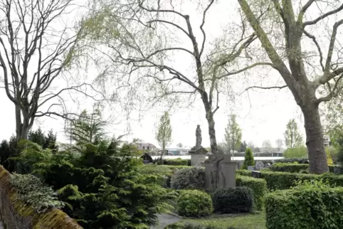 Erste Station der Rundgänge: der Friedhof Flomersheim. 