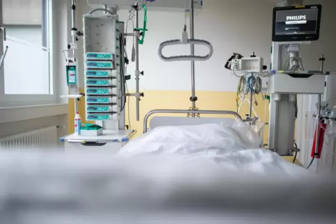 Werden wieder mehr für Corona-Patienten gebraucht: Betten in den Krankenhäusern.