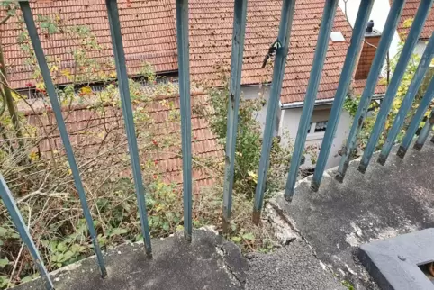 Aus dem Gehweg, der bis zu 13 Meter über dem Boden verläuft, sind Betonbrocken rausgebrochen und abgestürzt. Das Geländer hängt 